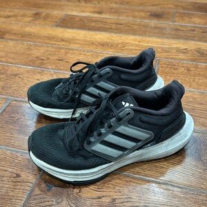 Adidas boys Ultrabounce shoes, black and white, lace up, sz 5.5